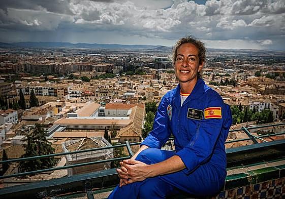 La paracaidista María del Carmen Gómez Hurtado, en el Alhambra Palace tras el desfile.