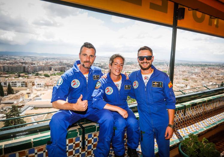 María del Carmen con su marido (derecha) y el capitán de la PAPEA.