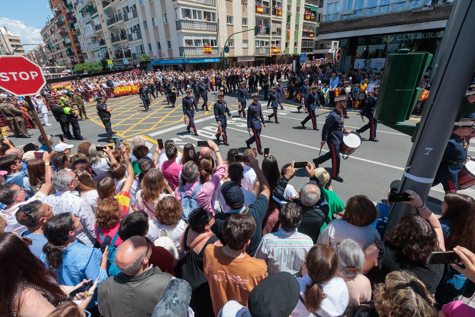 Las imágenes de los granadinos disfrutando del desfile de las Fuerzas Armadas