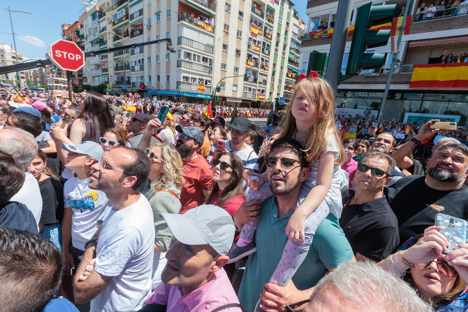 Las imágenes de los granadinos disfrutando del desfile de las Fuerzas Armadas