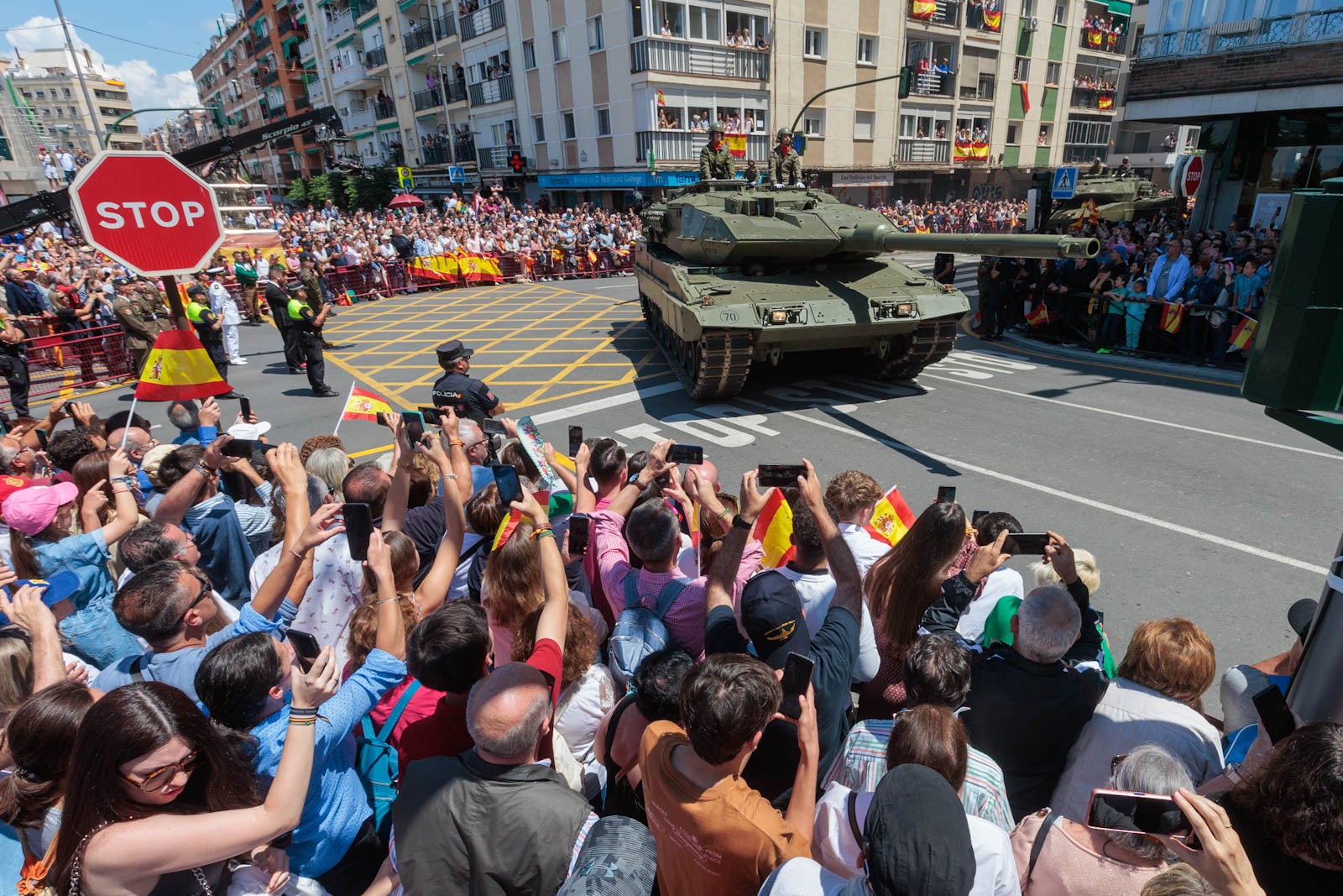 Las imágenes de los granadinos disfrutando del desfile de las Fuerzas Armadas