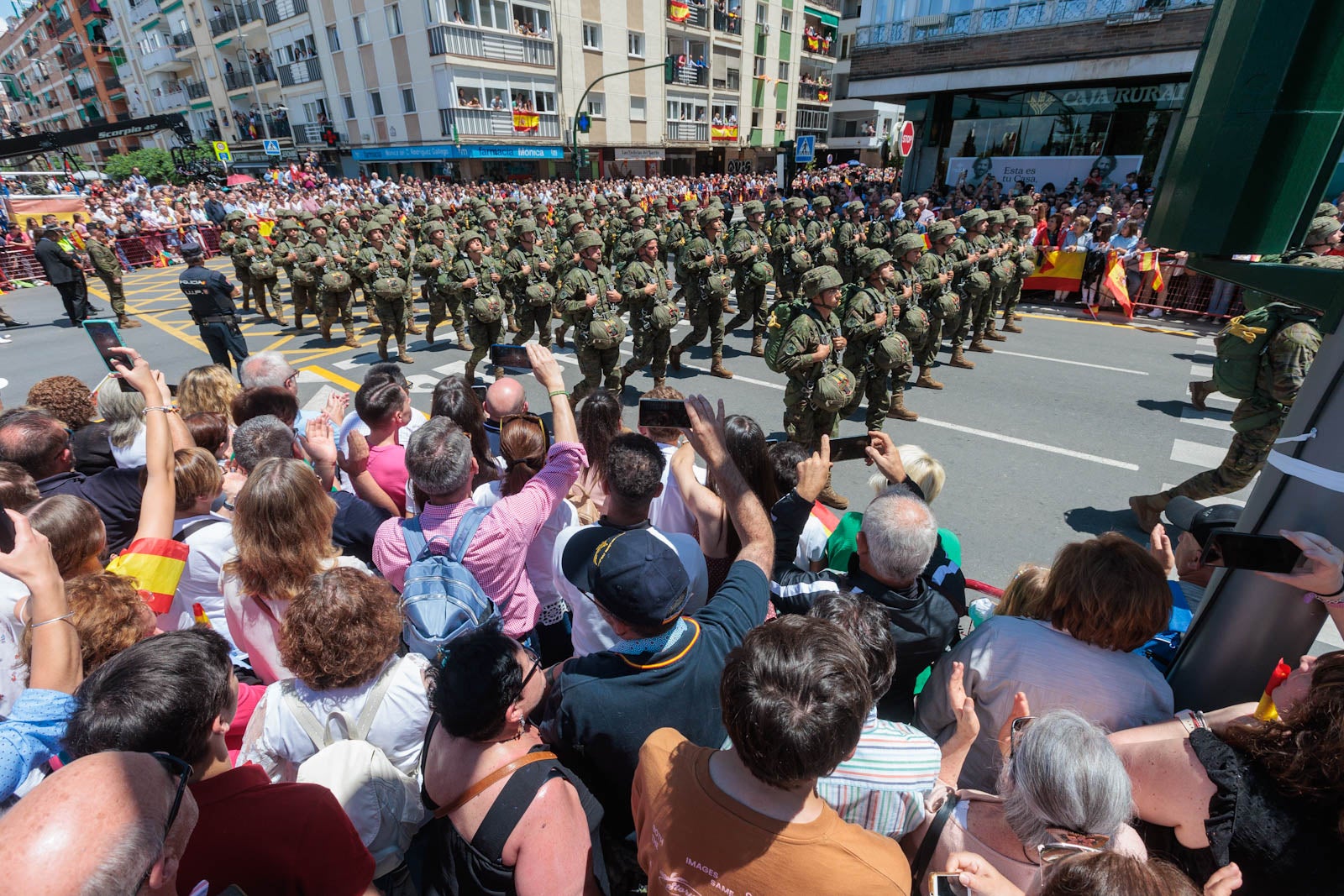 Las imágenes de los granadinos disfrutando del desfile de las Fuerzas Armadas