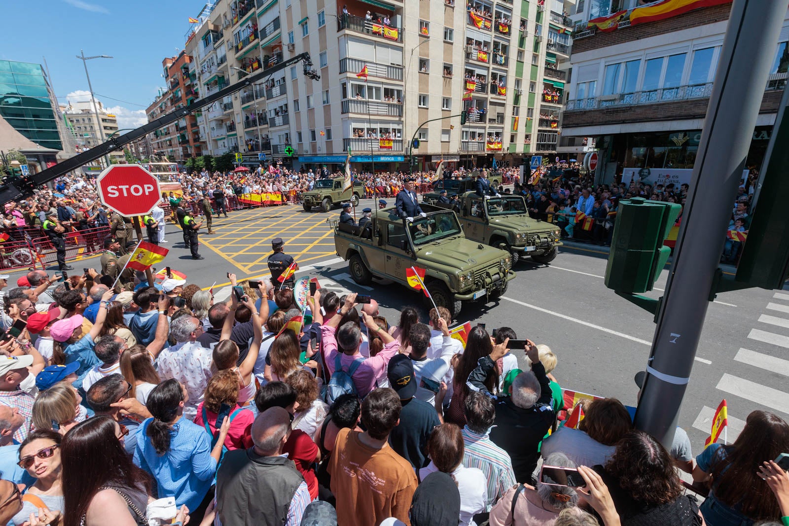 Las imágenes de los granadinos disfrutando del desfile de las Fuerzas Armadas