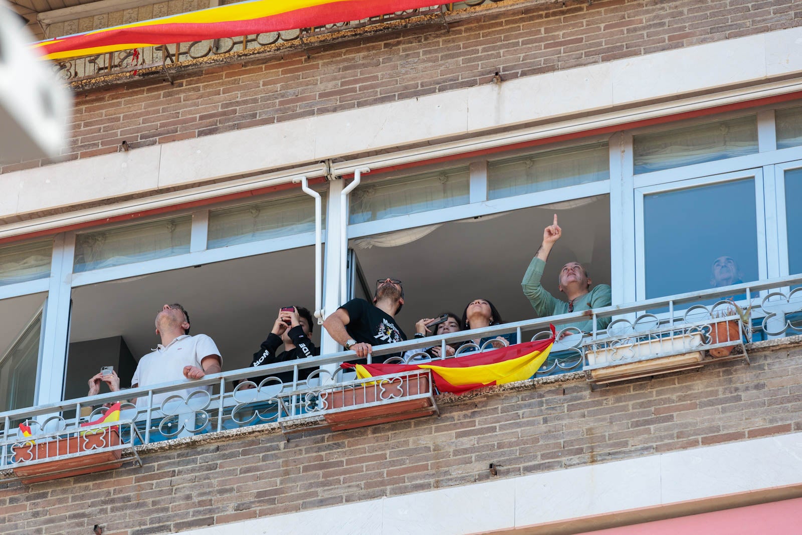 Las imágenes de los granadinos disfrutando del desfile de las Fuerzas Armadas