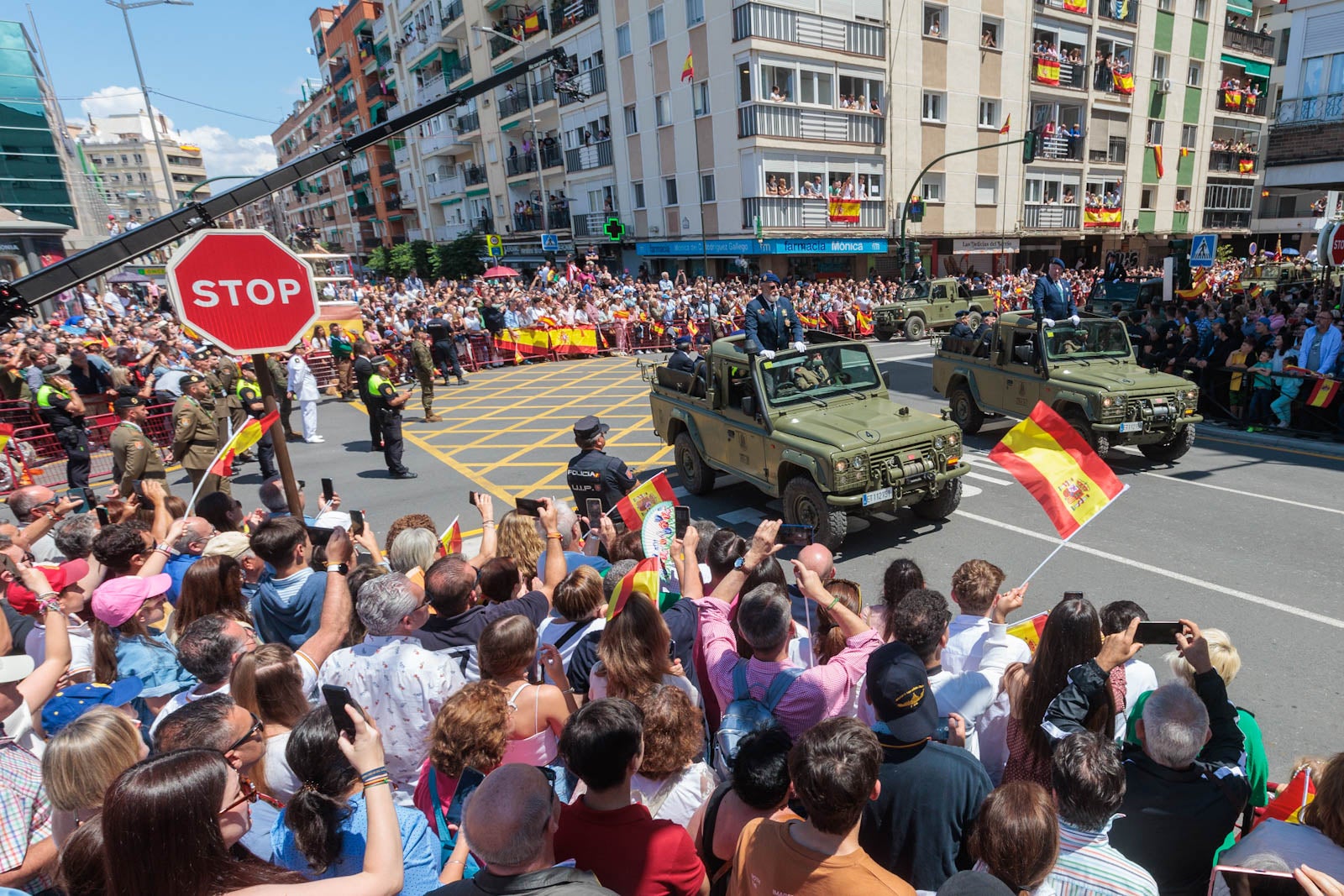 Las imágenes de los granadinos disfrutando del desfile de las Fuerzas Armadas