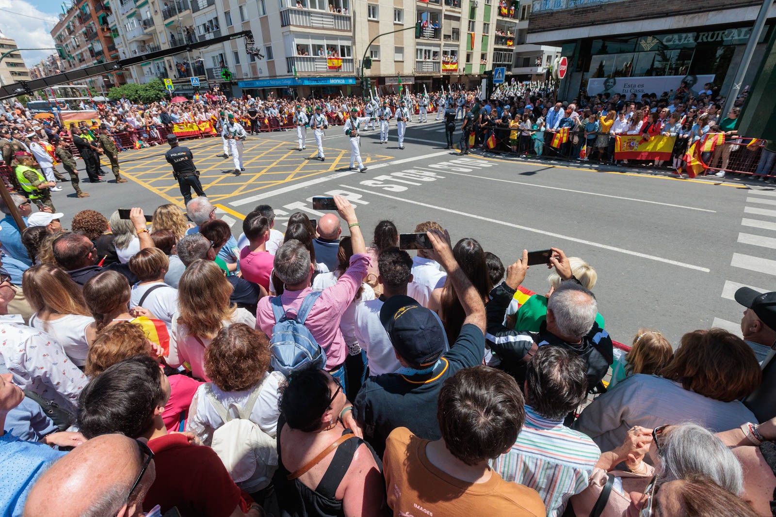 Las imágenes de los granadinos disfrutando del desfile de las Fuerzas Armadas