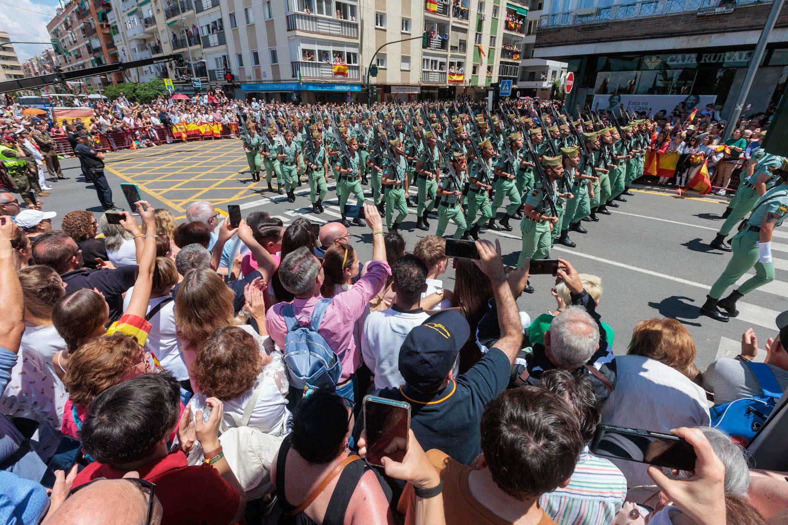 Las imágenes de los granadinos disfrutando del desfile de las Fuerzas Armadas