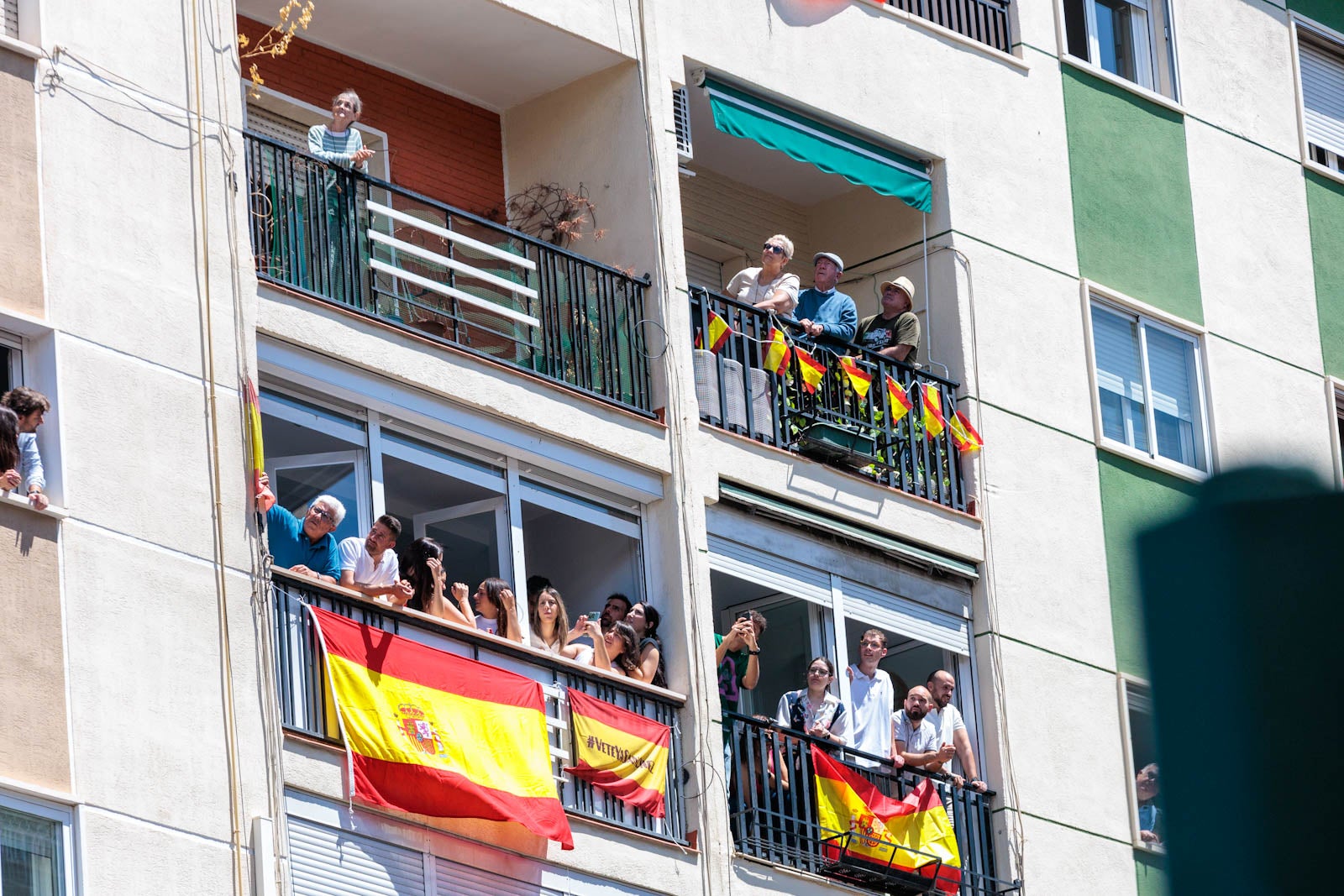 Las imágenes de los granadinos disfrutando del desfile de las Fuerzas Armadas