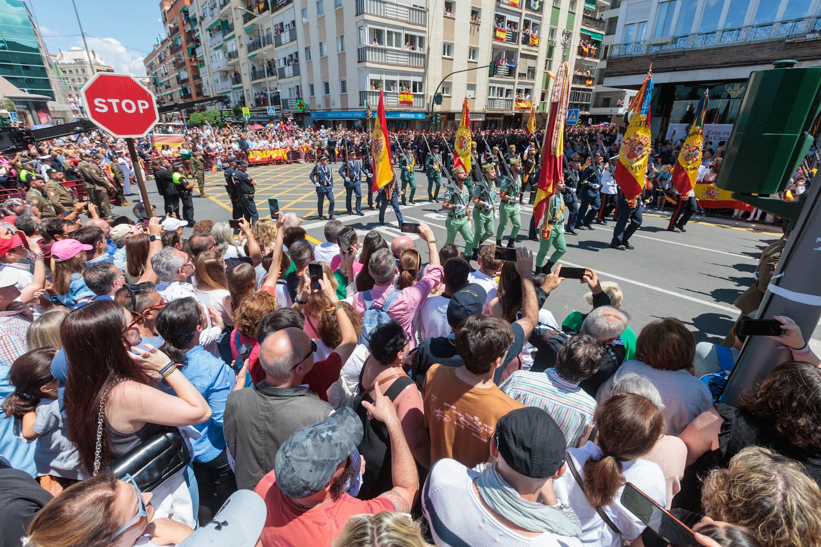 Las imágenes de los granadinos disfrutando del desfile de las Fuerzas Armadas