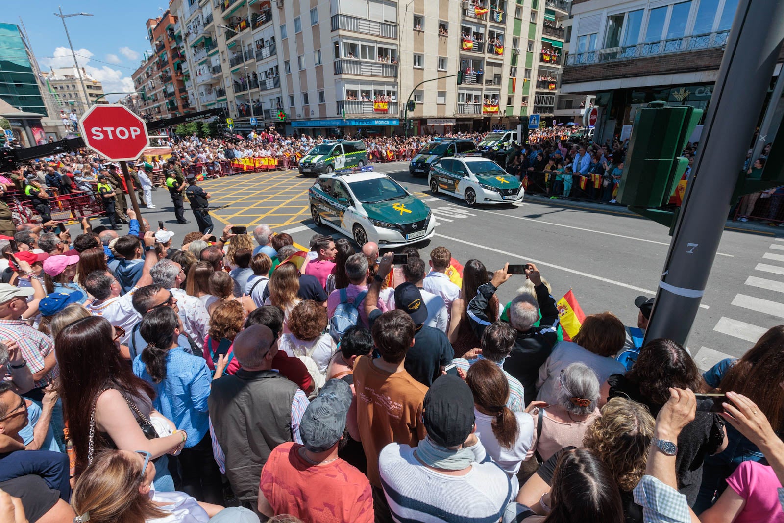 Las imágenes de los granadinos disfrutando del desfile de las Fuerzas Armadas