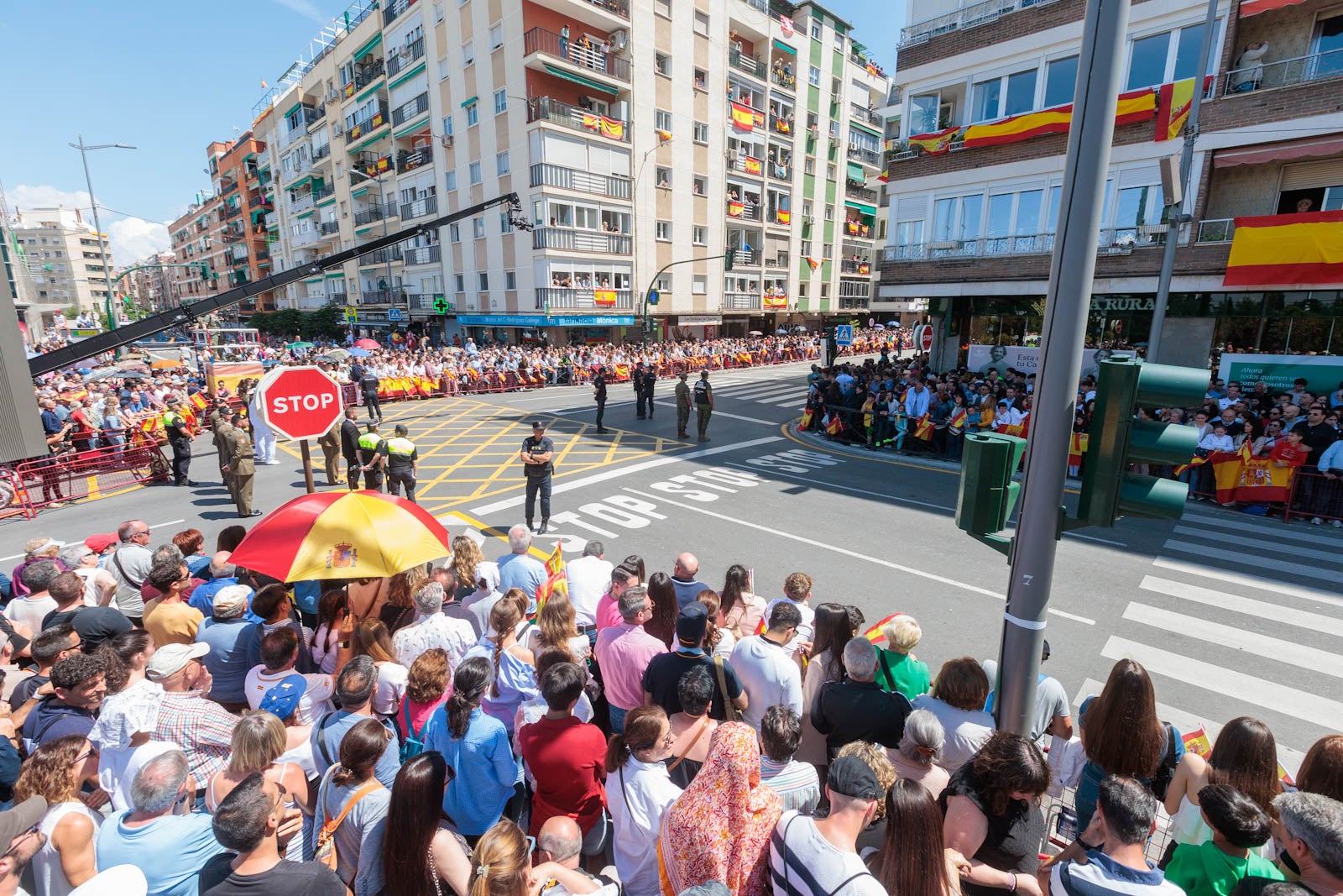 Las imágenes de los granadinos disfrutando del desfile de las Fuerzas Armadas