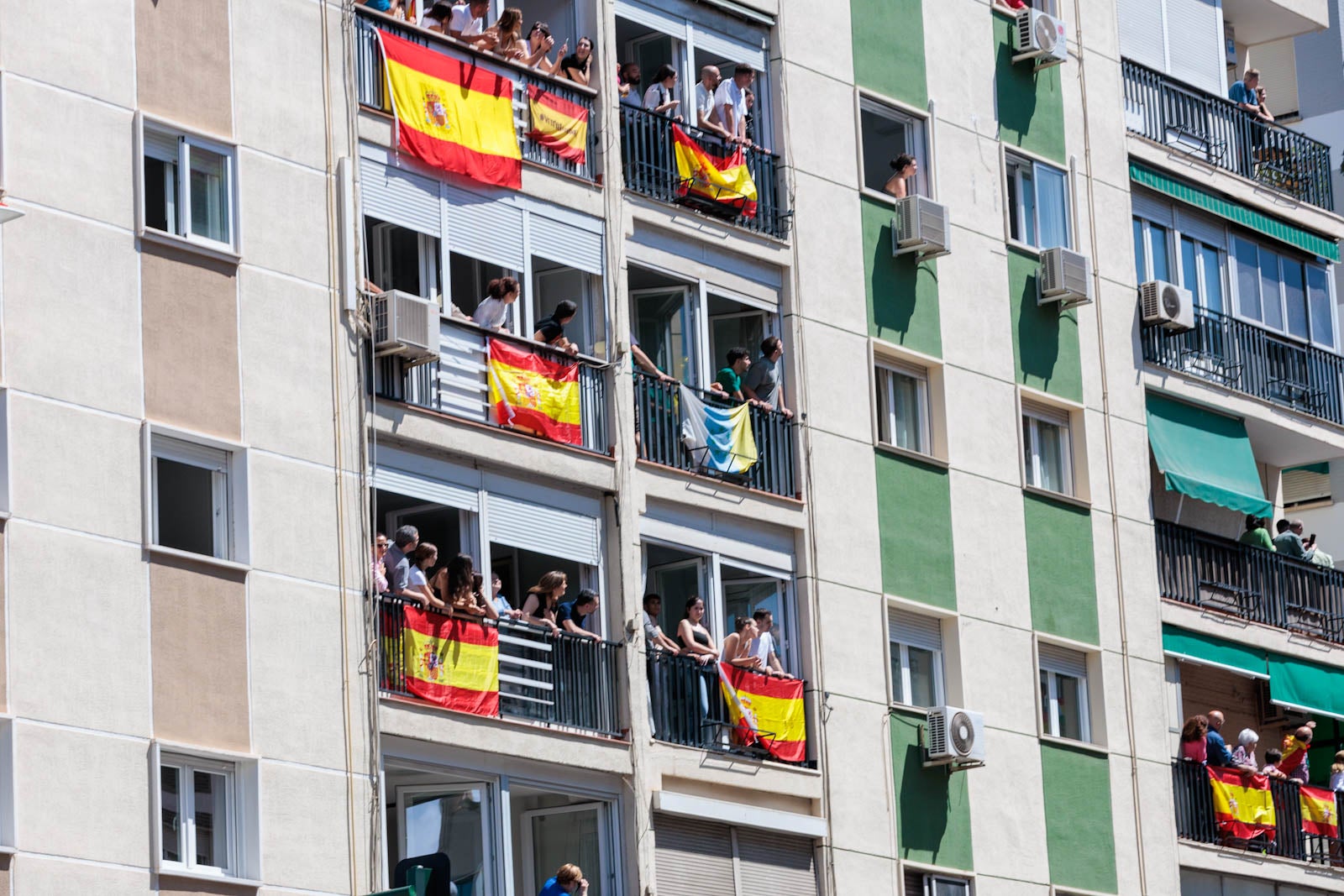 Las imágenes de los granadinos disfrutando del desfile de las Fuerzas Armadas