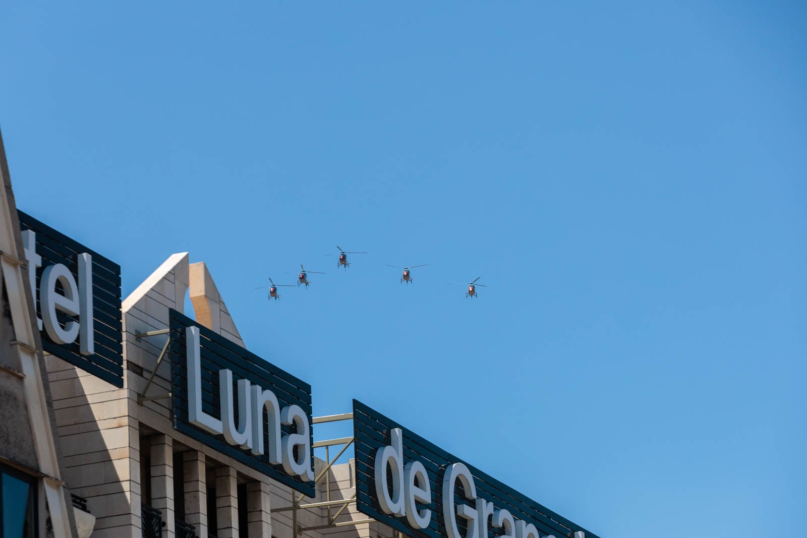 Las imágenes de los granadinos disfrutando del desfile de las Fuerzas Armadas