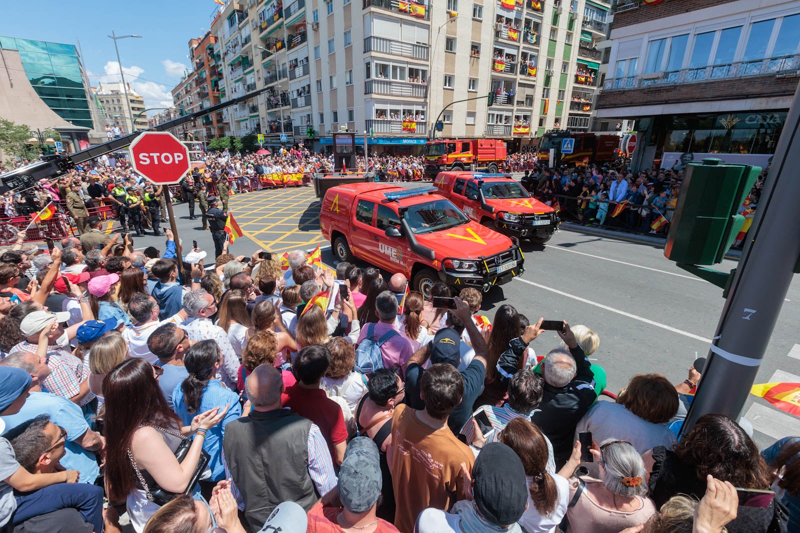 Las imágenes de los granadinos disfrutando del desfile de las Fuerzas Armadas