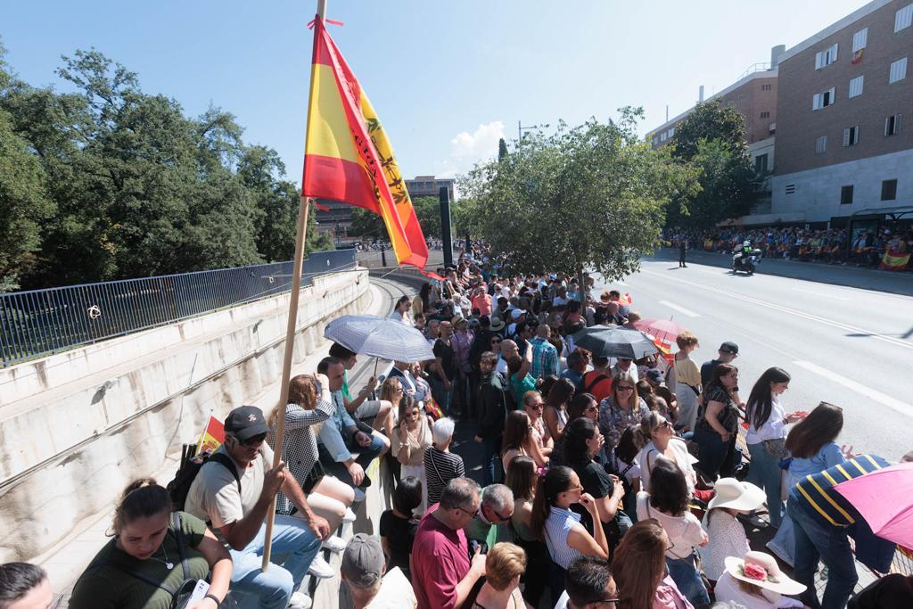 Las imágenes de los granadinos disfrutando del desfile de las Fuerzas Armadas