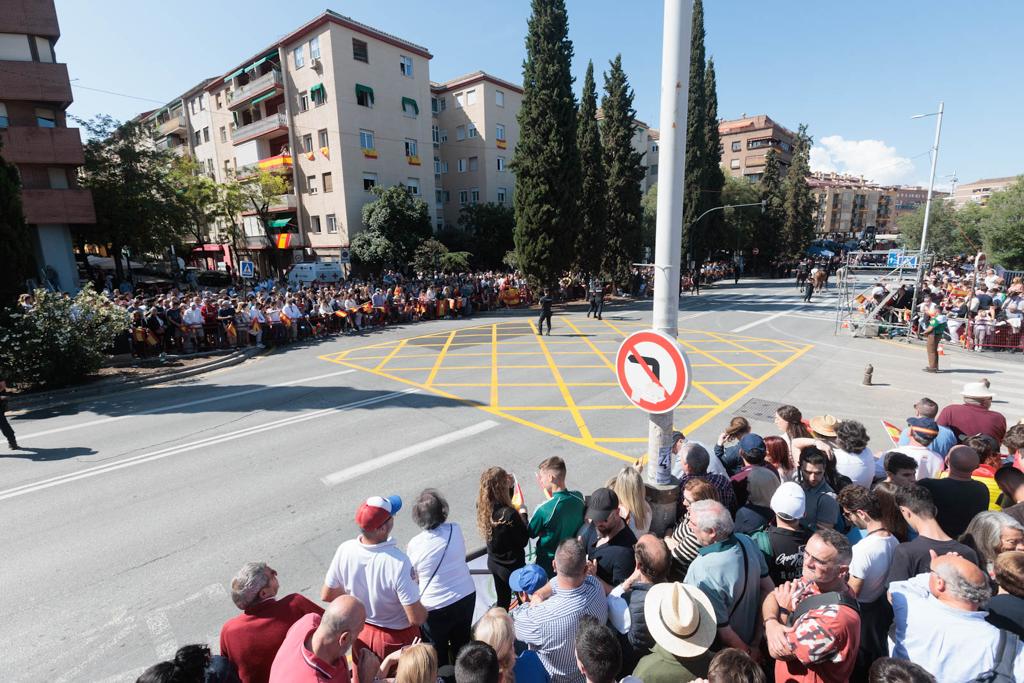 Las imágenes de los granadinos disfrutando del desfile de las Fuerzas Armadas