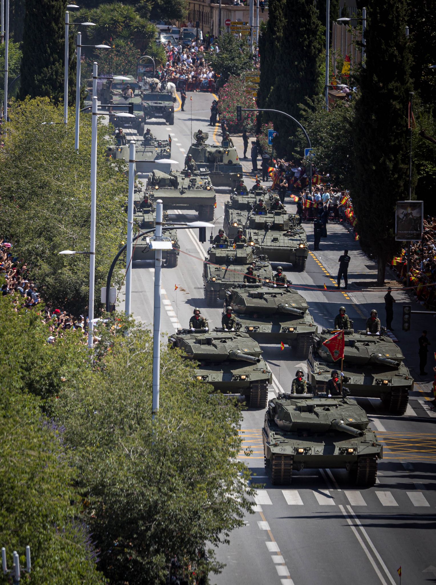 Las imágenes del desfile de las Fuerzas Armadas desde dentro y a vista de pájaro