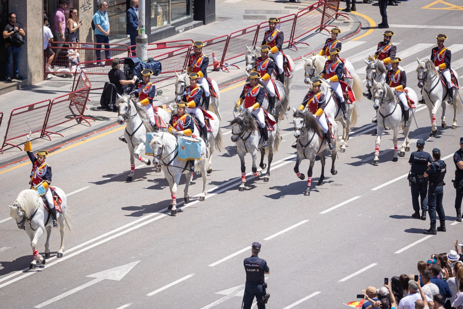 Las imágenes del desfile de las Fuerzas Armadas desde dentro y a vista de pájaro