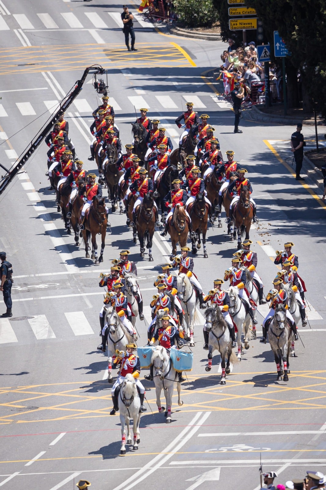 Las imágenes del desfile de las Fuerzas Armadas desde dentro y a vista de pájaro