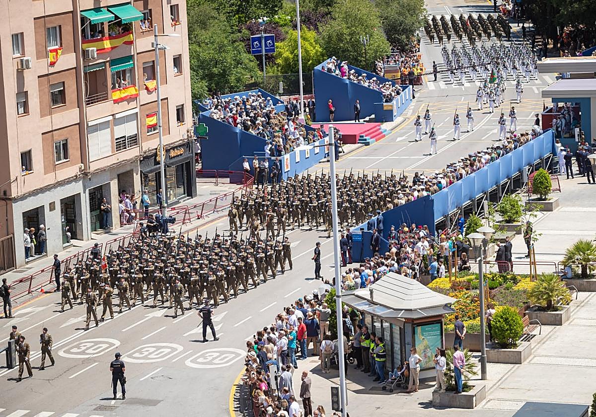 Momento del desfile desde un balcón del centro.
