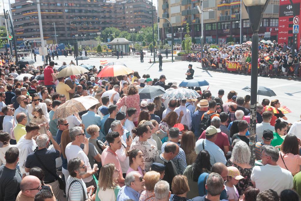 Las imágenes de los granadinos disfrutando del desfile de las Fuerzas Armadas