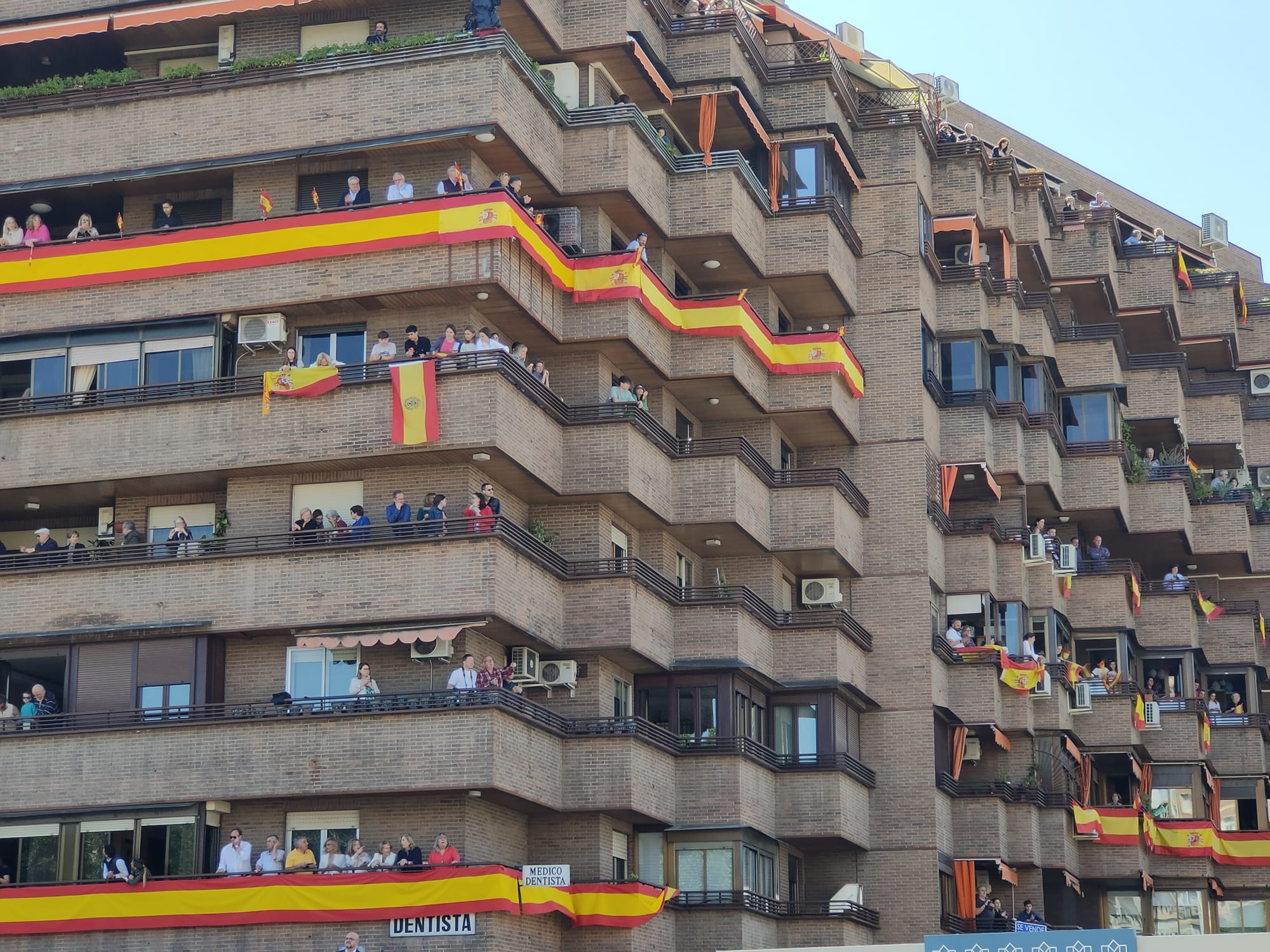 Las imágenes de los granadinos disfrutando del desfile de las Fuerzas Armadas