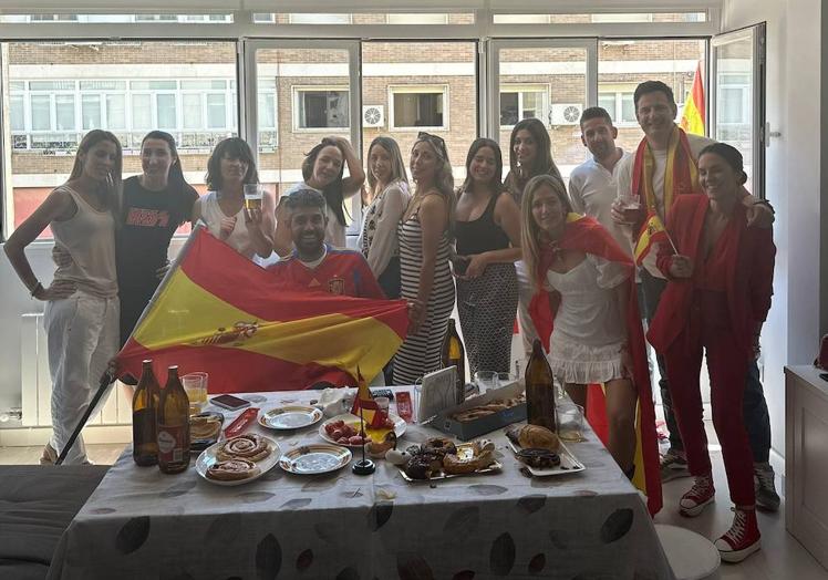 Imagen principal - Juan Carlos y sus amigos han disfrutado del desfile desde su balcón en Méndez Núñez.