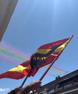 Imagen secundaria 2 - Juan Carlos y sus amigos han disfrutado del desfile desde su balcón en Méndez Núñez.