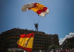 Así ha sido el salto de la cabo Carmen con la bandera, primero de una mujer en la historia