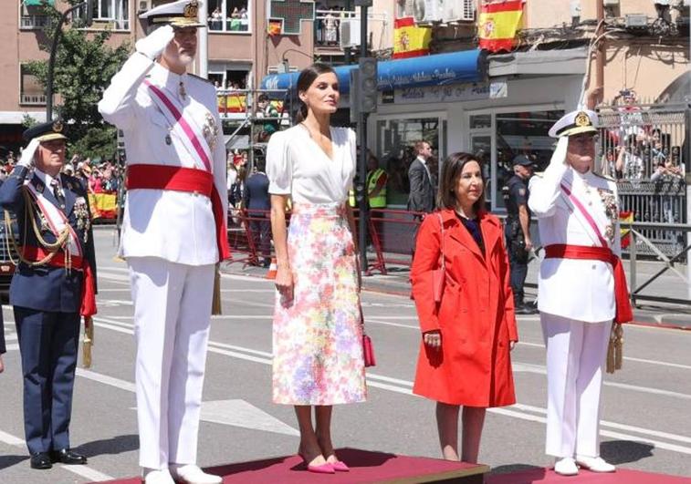 Letizia luce una camisa blanca y una falda midi de flores en el desfile de Granada.