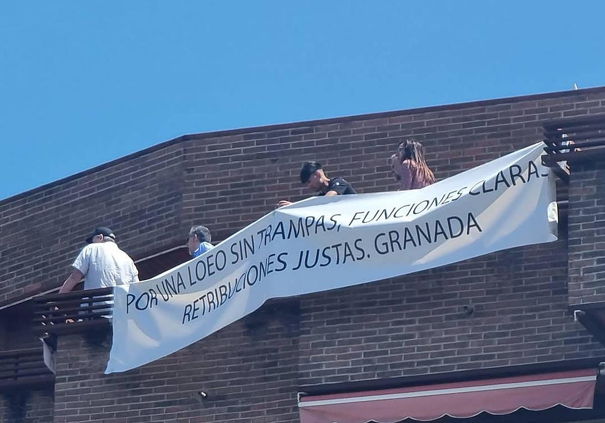 Funcionarios han pedido retribuciones justas con una pancarta en el desfile de las Fuerzas Armadas.