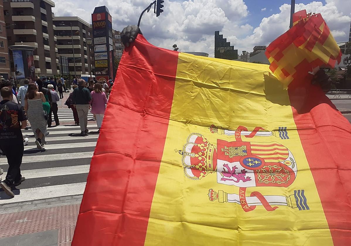 Abdul tras una de las banderas que vendía este sábado.