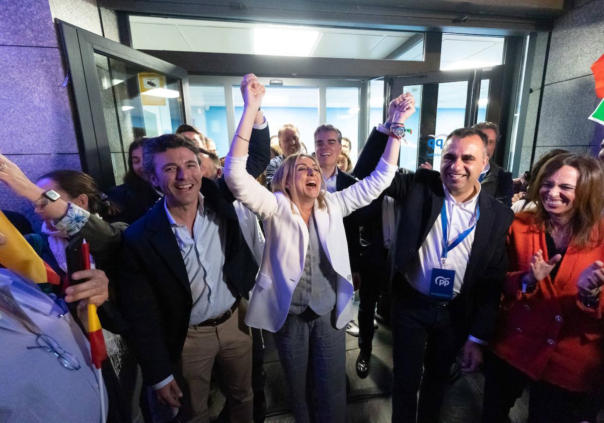 La futura alcaldesa de Granada, Marifrán Carazo, celebra la victoria electoral en la puerta de la sede del PP.