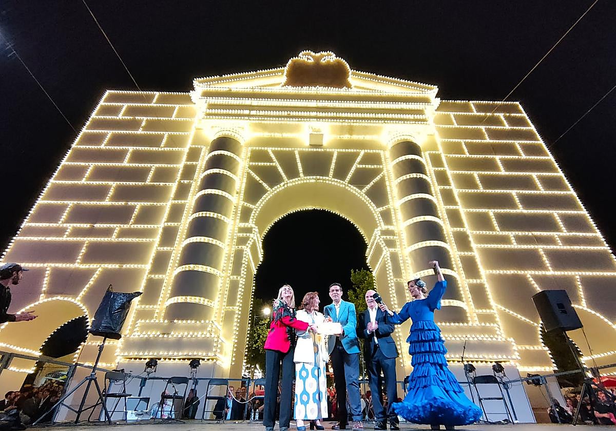 Encendido de la portada del ferial de Granada.