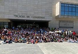 Escolares que han participado en el acto de la entrega de premios del medioambiente.