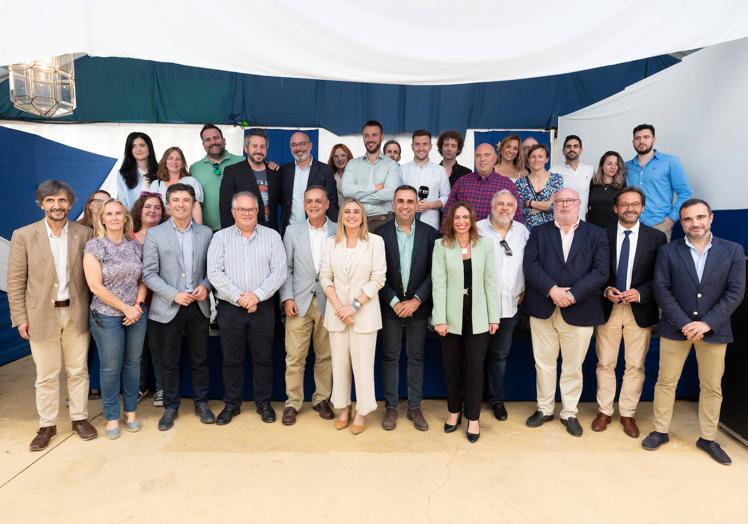 Foto de familia de representantes de los medios de Granada y del Partido Popular.