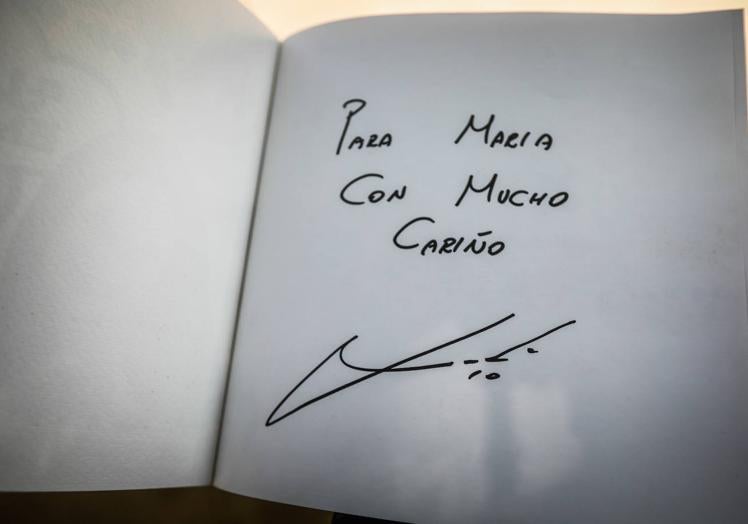 Primera página del libro 'María y sus Sueños. El Jardín Emocional', con la dedicatoria de la estrella del Real Madrid.