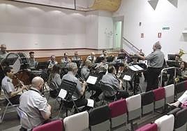 La Banda Sinfónica Ateneo de Linares actúa en el auditorio durante su concierto de marchas de gloria.