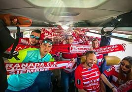 Aficionados del Granada, en el autobús camino de Sevilla por la última visita al Betis.