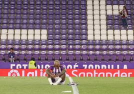 El exrojiblanco Robert Kenedy lamenta en soledad el descenso del Valladolid a Segunda división.