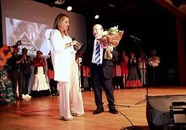 Entrega de un ramo flores al artista.