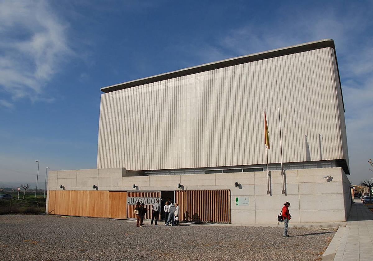 El incidente se produjo en un camino de la Vega y acabó en los juzgados de Santa Fe.