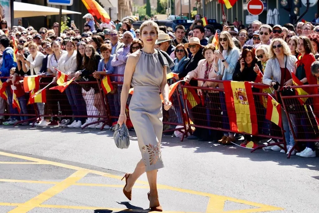 Manuela Villena, en el desfile de Granada con el vestido de Dalbat.