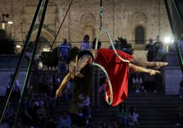 Espectáculo circense en la Plaza del Ayuntamiento de Linares.