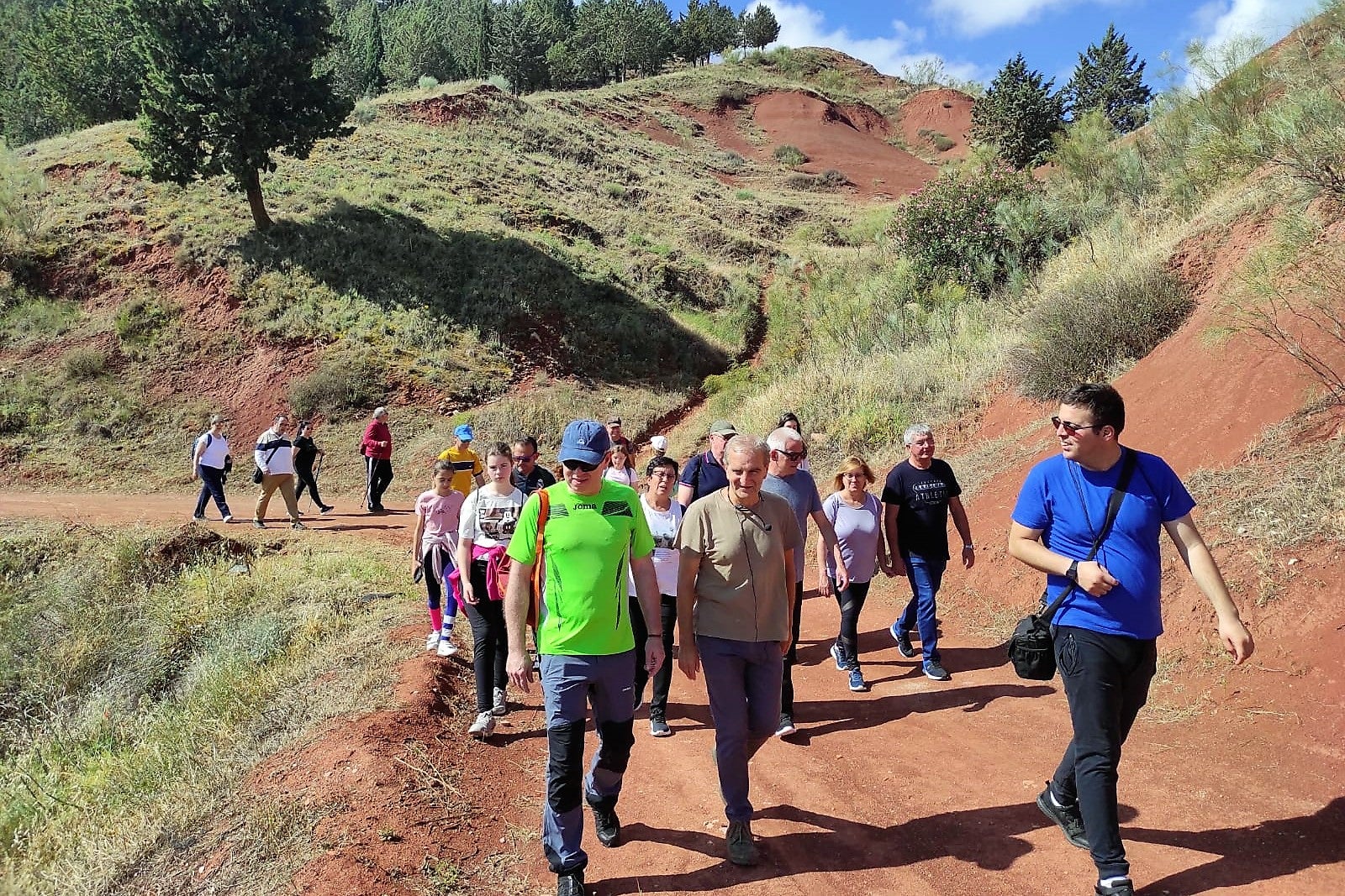 Jacinto Mercado con el grupo de visitantes a las afueras de Santisteban.