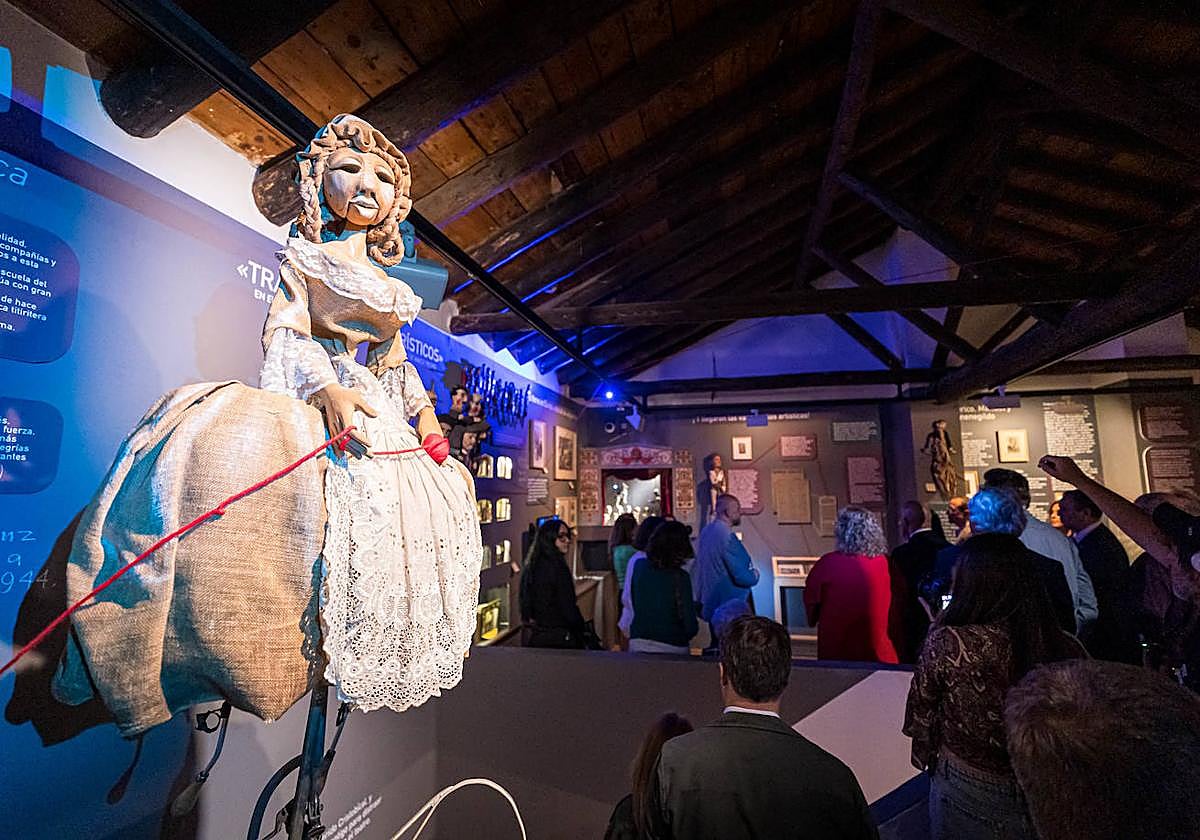 La exposición muestra títeres de diversa factura.