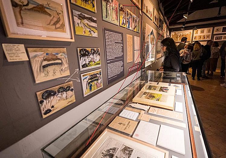 Recuerdos, diseños y títeres comparten vitrinas.