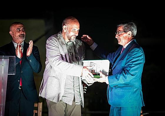 Enrique Lanz recibe el Pozo de Plata de manos del presidente de la Diputación en funciones, José Entrena.