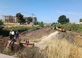 El alcalde en funciones, Javier Perales, visita el inicio de los trabajos de desbroce en el entorno del arroyo.