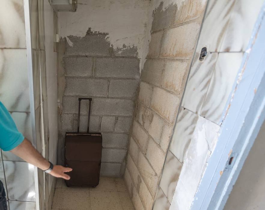 Maleta que habrían dejado los okupas en uno de los accesos de la casa okupada.